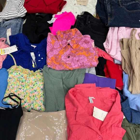 SUPPORT OUR SHOW (LOT OF 10-15) Target Women’s Wholesale Clothing Box - Picture 8 of 9